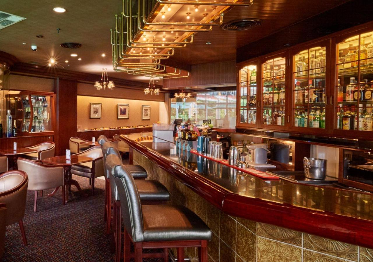 The Howard Plaza Hotel טאיפיי מראה חיצוני תמונה The bar at the 2007-built, 1,000-passenger, 100-metre (330 ft) long, 14-metre (46 ft) wide, 1,000-tonne (1,100 short tons) Star Legend