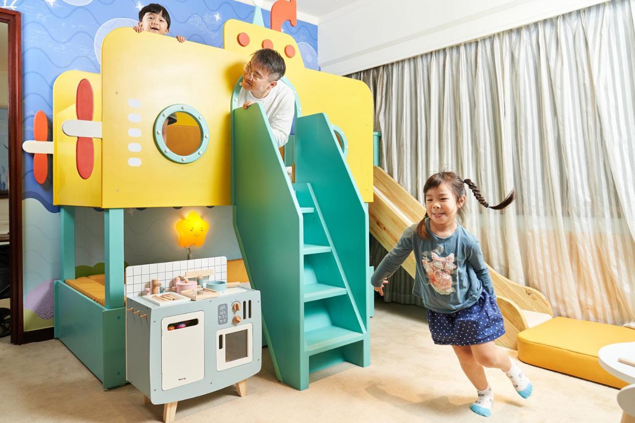 The Howard Plaza Hotel טאיפיי מראה חיצוני תמונה Children playing at the Children's Museum