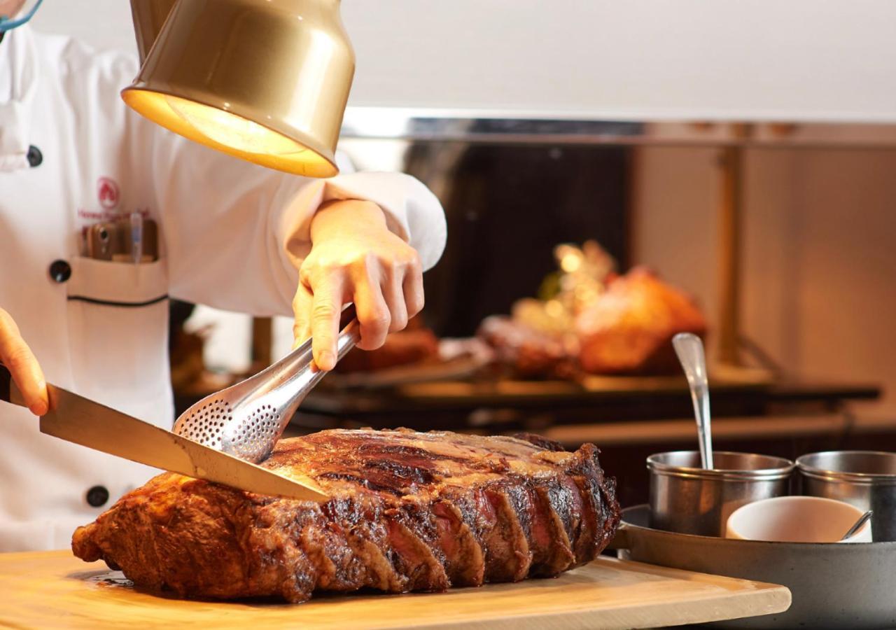 The Howard Plaza Hotel טאיפיי מראה חיצוני תמונה A chef carving a roast