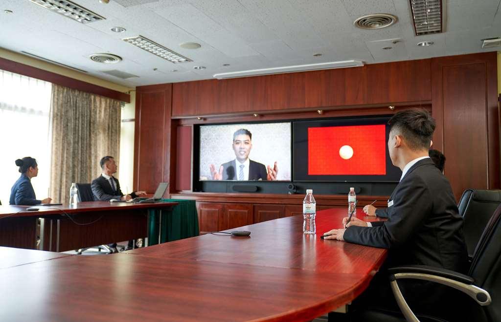 The Howard Plaza Hotel טאיפיי מתקנים תמונה A teleconference in progress