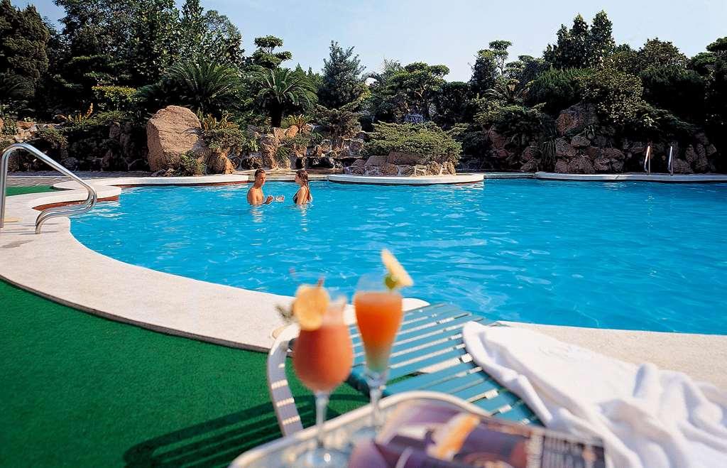 The Howard Plaza Hotel טאיפיי מראה חיצוני תמונה A swimming pool