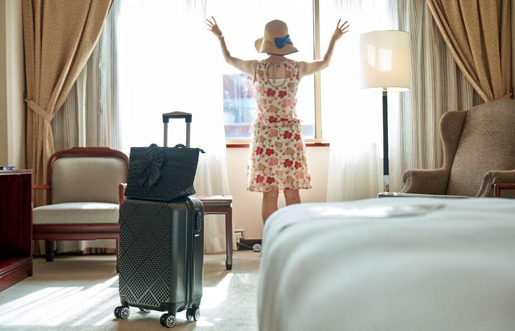 The Howard Plaza Hotel טאיפיי חדר תמונה A woman in a hotel room