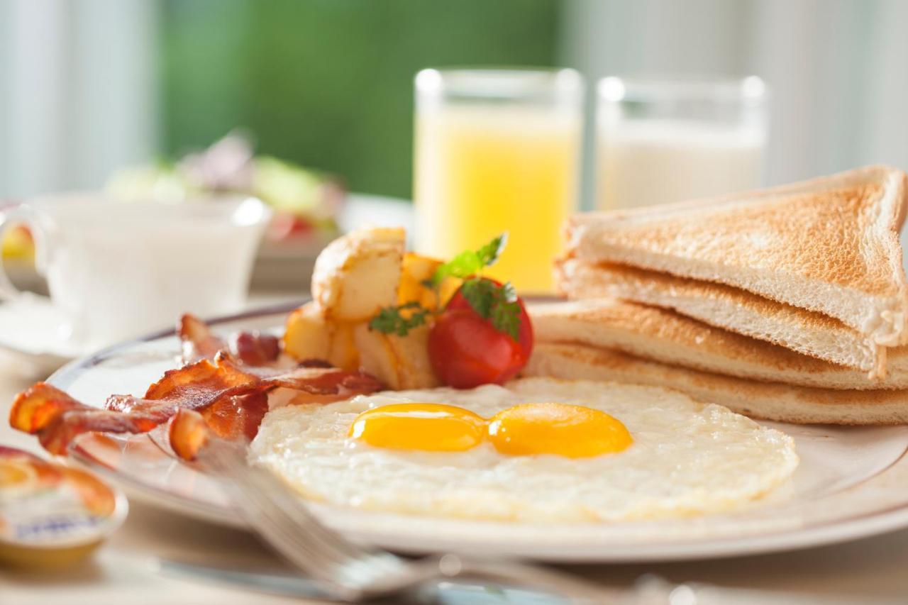 The Howard Plaza Hotel טאיפיי מראה חיצוני תמונה A breakfast with eggs, bacon, toast and orange juice