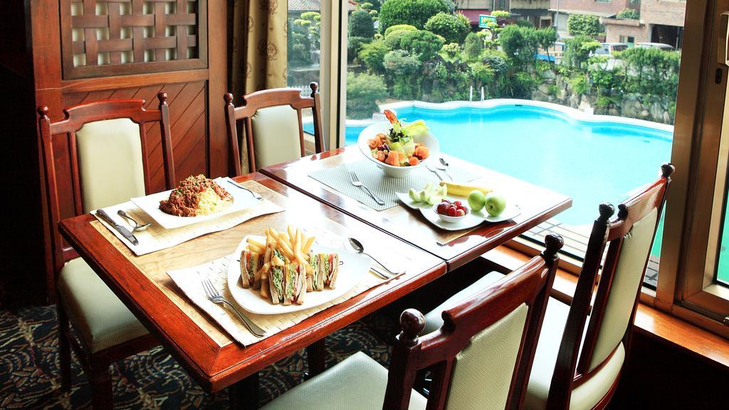 The Howard Plaza Hotel טאיפיי מראה חיצוני תמונה A dining table with a view of the pool