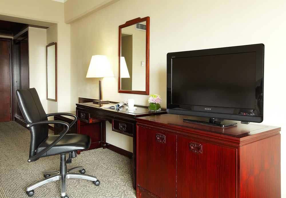 The Howard Plaza Hotel טאיפיי מראה חיצוני תמונה A television in a hotel room